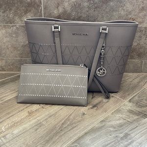 🚨🚨PRICE DROP 🖤3 piece set! Michael Kors Gray tote, wallet set, coin purse 🖤